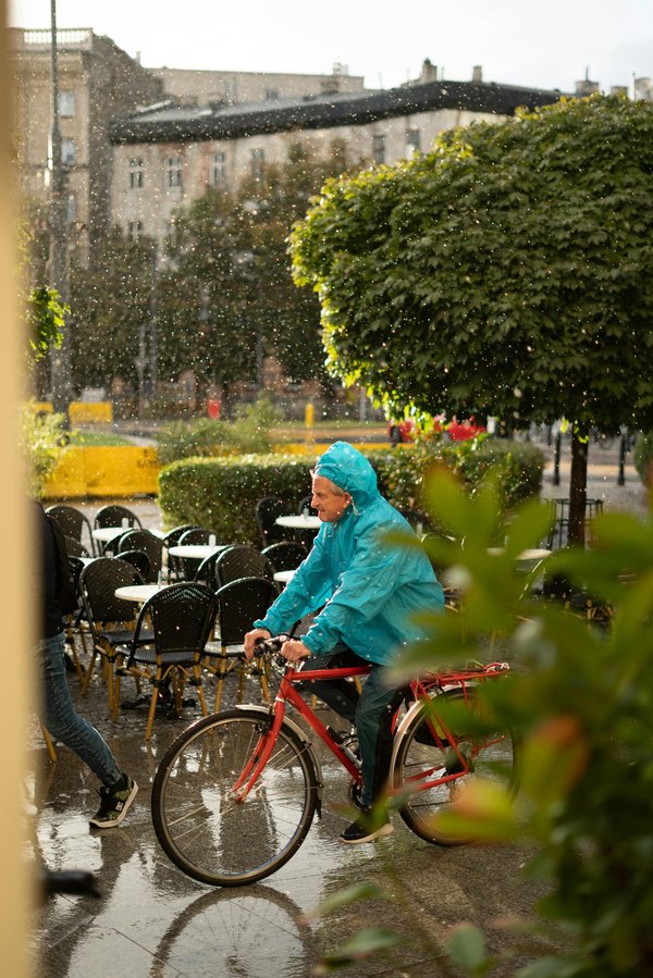 Pantalon pluie vélo : restez au sec avec style et sécurité