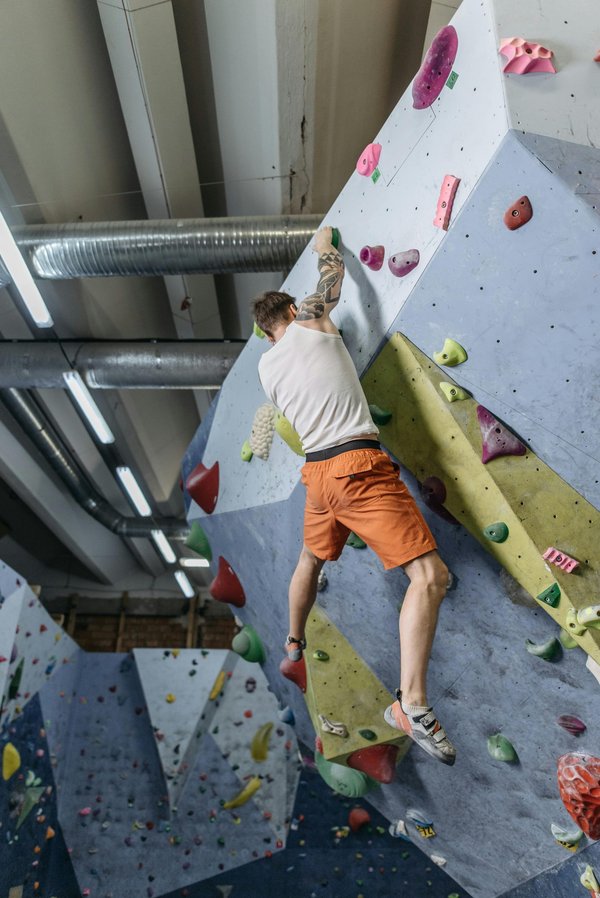 Salle escalade adaptée débutants : votre première expérience à b'wall